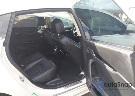 2022 Maserati Quattroporte Modena Q4 z USA, uszkodzony, nr VIN ZAM56YRMXN1388375